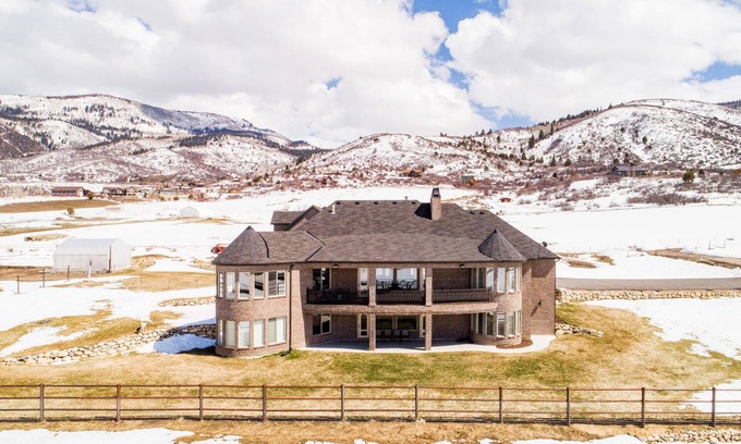Kamas Casa | Warm and Luxurious Mountain Mansion near Park City
