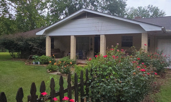 Hattiesburg Otro | Warm and welcoming farmhouse, nestled on our 198 year old family fàrm