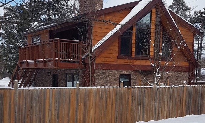 Barrie Chalet De Esquí | Rustic luxury chalet with pool, a two-minute walk to beach, park and playground!
