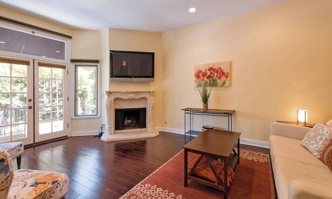 Studio City Casa | Warm, comfortable townhouse close to Hollywood & Universal