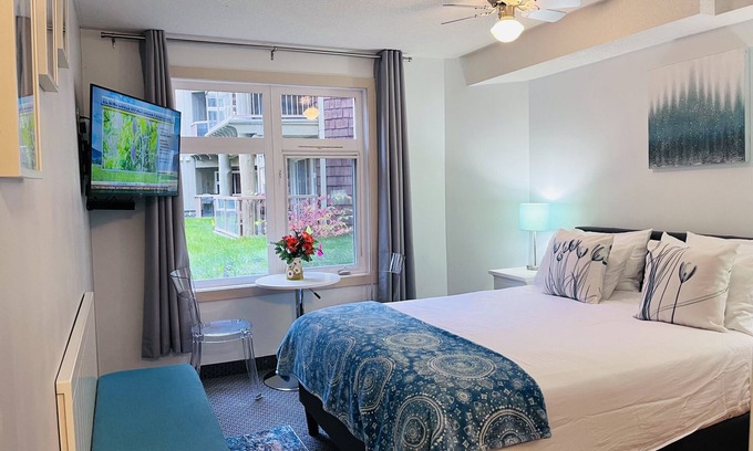 Canmore Condominio | Warm & Cozy 1BR & BA Small Hotel Room in Canmore; Free UG Parking & Gym & AC