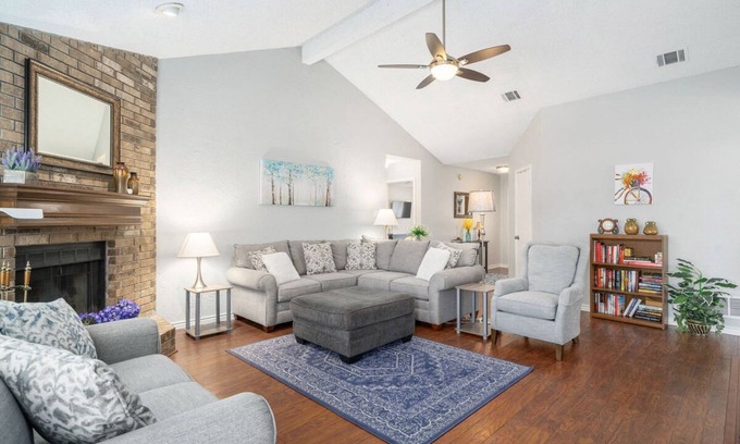 Cross Creek East Casa | Warm & Cozy, Pet-Friendly Home with Large Fenced Backyard on Quiet Cul-de-Sac