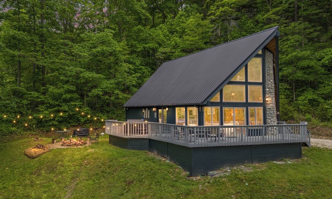 Stanton Cabina | Warm & Cozy Red River Gorge A-Frame with Hot Tub and EV charger