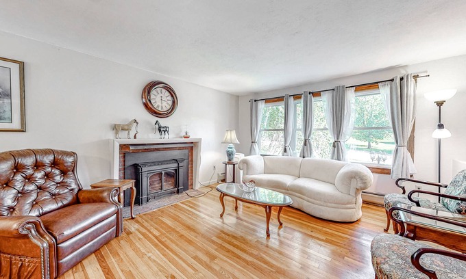 Greenland Casa | Warm house with pool table, large deck, AC, washer/dryer, & beautiful kitchen