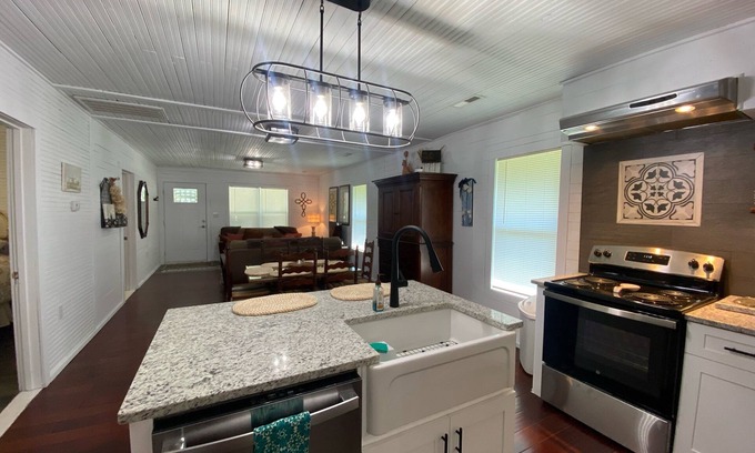 Hodges Otro | Warm & inviting 1935 farmhouse near lakes-walking/riding trails modern amenities