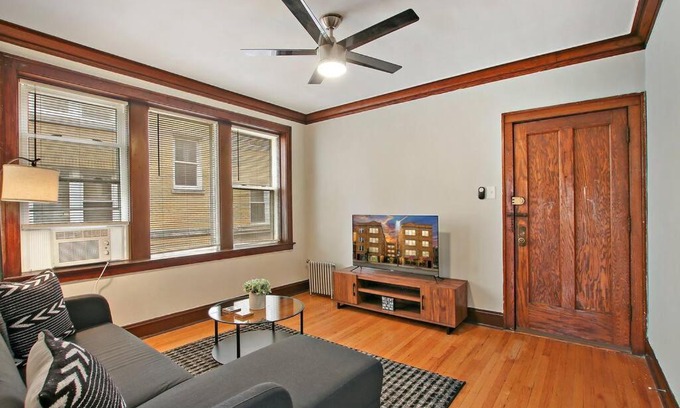 East Albany Park Apartamento | Warm & Inviting 2BR Apartment - Fullerton 1B