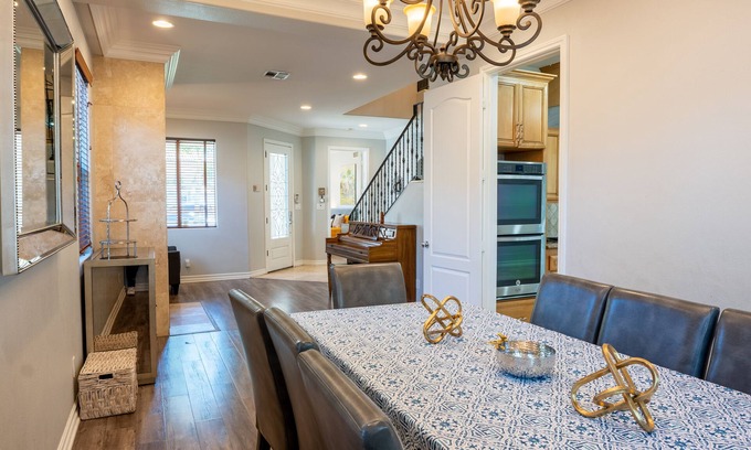 Sherman Oaks Casa | Cálida, acogedora, espaciosa casa de estilo mediterráneo cerca de Universal Studios