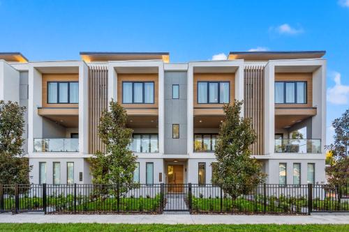 Tampa Heights Casa | Warm Modern New Construction Townhome in Tampa Heights