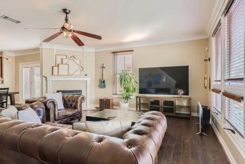 West Campus Apartamento | Warm Suburban 3BR Townhome near DT