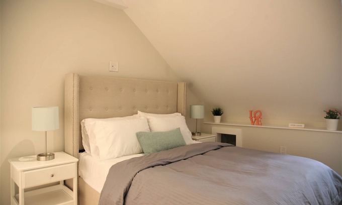 Midtown Village Apartamento | Warm & Unique - Amazing Downtown Location - 2 Queen Beds - Disney+ Included