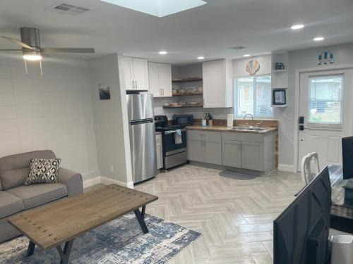 Warm Mineral Springs Apartamento | Warm Waters Escape