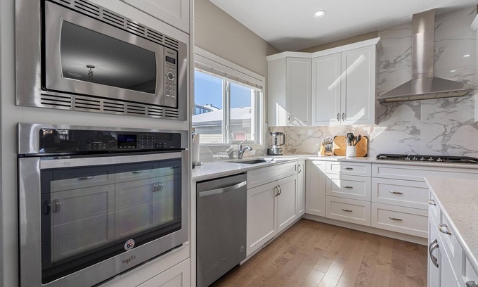 Evanston Casa | Warm & Welcoming. Showstopping Kitchen, Fenced Yard, Patios & Cable