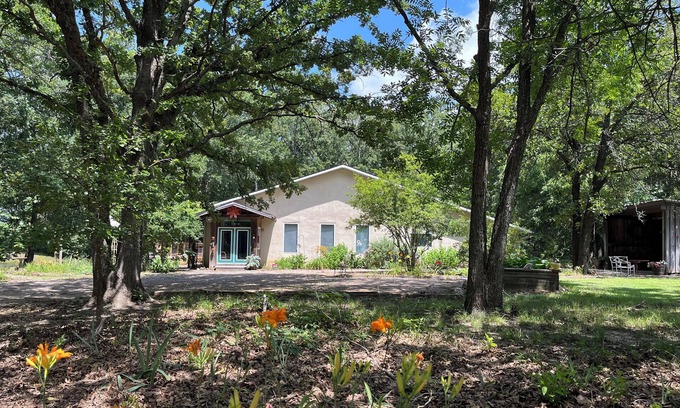 Gober Casa | Warm & Welcoming Texas Stay / Straw Bale Charm / Private Lake / Sleeps 6 adults