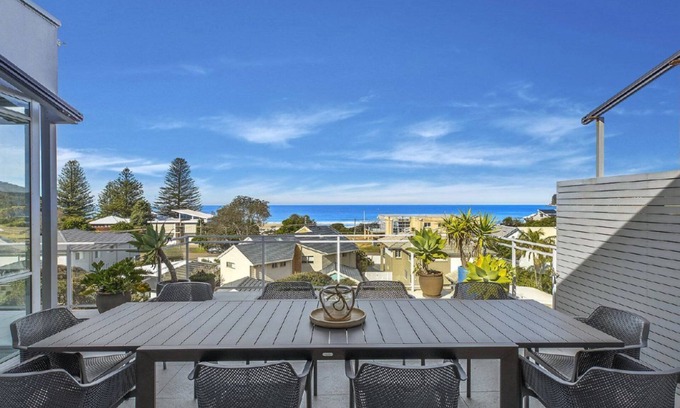 North Avoca Casa | WARRALONG - STUNNING VIEWS, SHORT WALK TO NORTH AVOCA BEACH