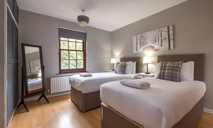 Aldborough Casa | Warren House Aylsham Sleeps 20. 2 hot tubs
