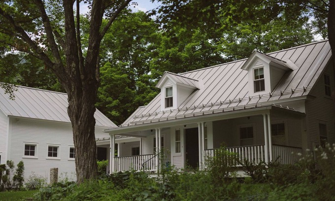 Warren Casa | Warren Village home steps from bubbling brook