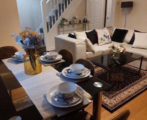 Warrington Casa | Warrington - House - Sleeps 10 - Parking - Garden