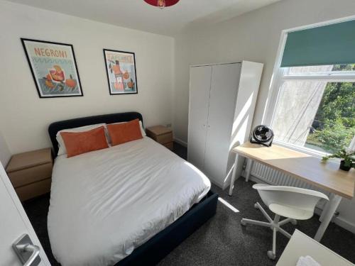 Warrington Casa | Warrington House - Sleeps 6 - WiFi - Free Parking - Contractor Friendly