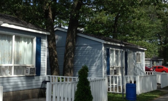 Wasaga Beach Cabaña | Wasaga Beach Walk to Main Beach Free Parking Free Wifi