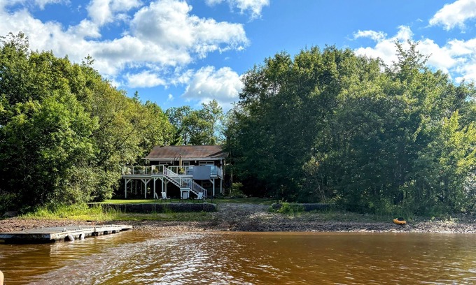 Springfield Casa | Washademoak Lakefront Escape with Hot Tub and Outdoor Kitchen