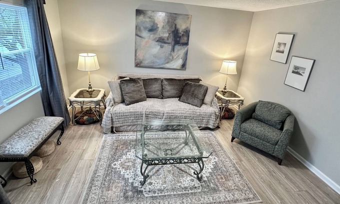 Hickory Apartamento | Washer, Dryer, Desk, Smart TV, Blackout Shades, Fully Stocked Kitchen Cookware