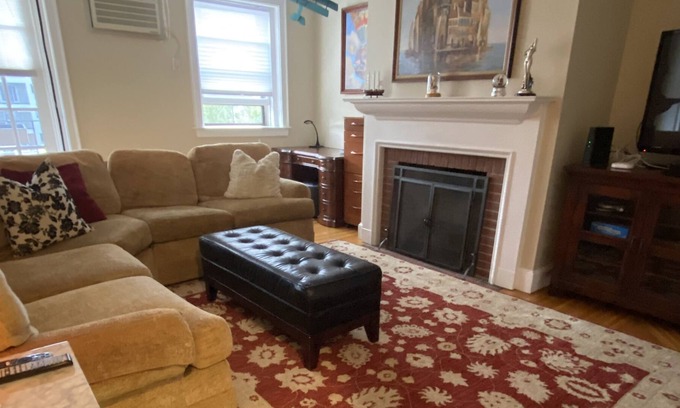 Cleveland Circle Condominio | Washington Square condo near trains, Boston College