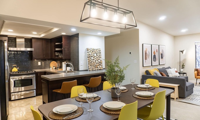 Northwest Bellevue Condominio | Washington State Inspired Free Parking
