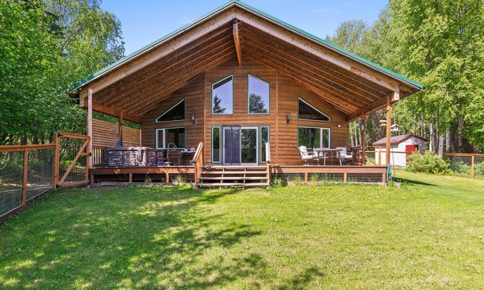 Houston Cabina | Wasilla 'Spruce Moose' Cabin: Lakefront + Hot Tub!