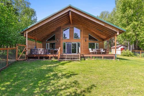 Houston Casa | Wasilla Spruce Moose Cabin Lakefront and Hot Tub!