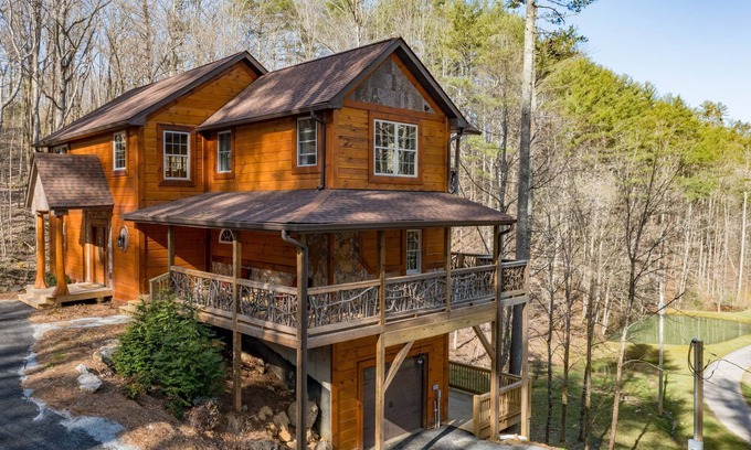 Butler Cabina | Watauga Lakeside Cabin - Decks, Ponds, Family & Pet Friendly Privacy
