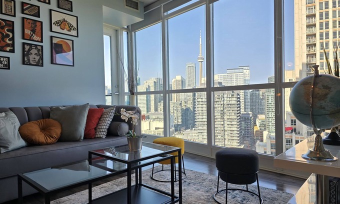 Fort York Condominio | Watch planes takeoff from your balcony! Family-sized condo w/ pool & parking
