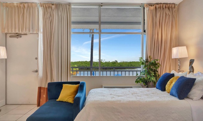 Ruskin Apartamento | Watch the Dolphins! Lg Balcony Suite & Heated Pool