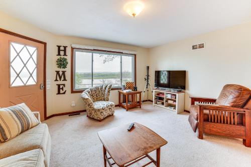 Peoria Heights Casa | Watch the Sunrise at this Quaint Lake-View Cottage