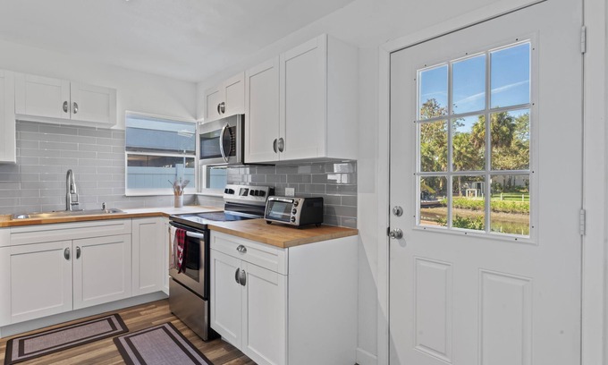 Palm River-Clair Mel Casa | Water Front 3 bedrooms Tampa Retreat