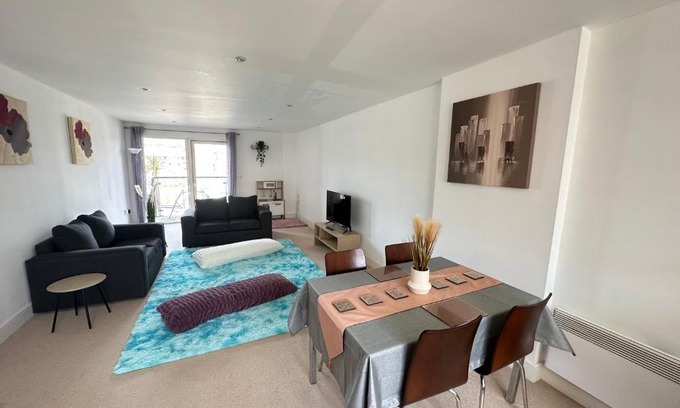 Castle Apartamento | Water Front APT Walk to the Beach & City Centre