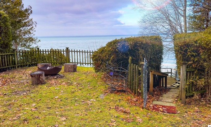 Brock Cabaña | Water front cottage