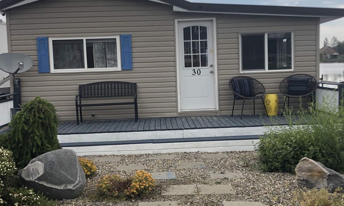 Division No. 3 Cabaña | Water Front Cottage near Waterton (30 min)