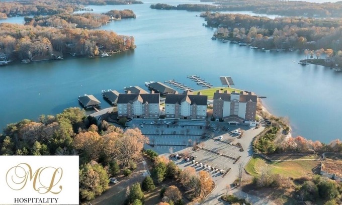 Huddleston Complejo | Water front king beds resort w/ amenities at Mariners Landing