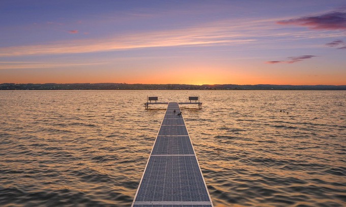Traverse City Cabaña | Cabaña Rústica En El Lago Leelanau. Vistas del atardecer con playa privada. 10 millas de TC