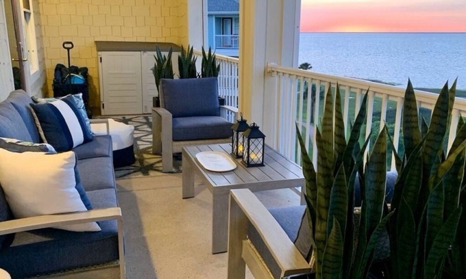 Galveston Condominio | Water Front Views, Modern Farmhouse Vibe, Bunkroom, Private Beachfront Resort