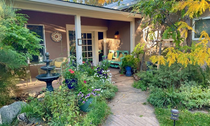 Tesuque Casa | Water in the Desert!/Plaza-7min/National Forest-4min/3BR/Pets/Unique & Magical!