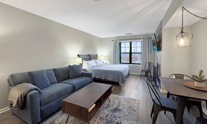 Vernon Condominio | Water Park (Next Door) Pool Hot Tubs Sauna Gym Distant Mountain Views #225