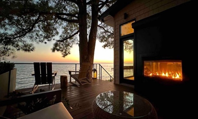 Leonardtown Casa | Water's Edge Cottage -- Luxury Retreat -- 180 Degree Potomac Views