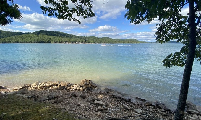 Lost Bridge Village Cabina | Water's Edge - literally ON Beaver Lake!