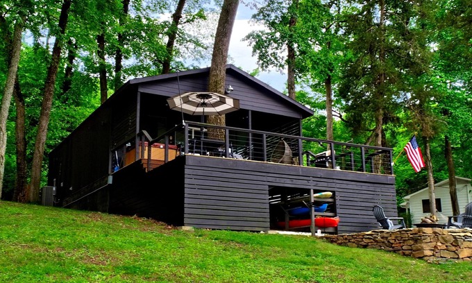 Fayetteville Casa | Water's Edge Midnight Eddy: Lakefront~Hot Tub~Fire pit~Kayaks~more