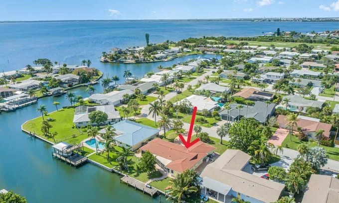 Venetian Way Casa | Waters Edge Retreat - 3b/2b Private Home on Water with Dock
