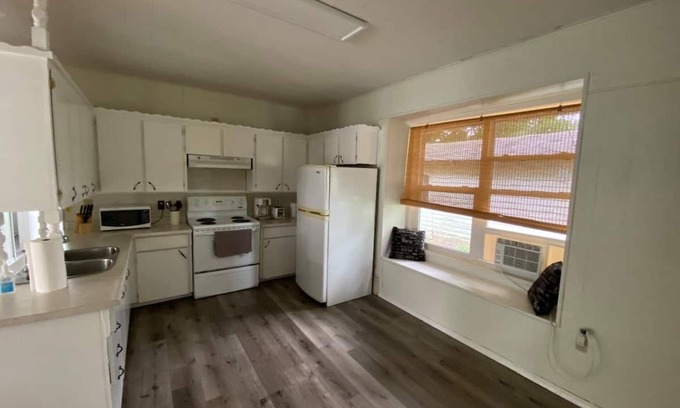 Napanee Apartamento | Water street in main floor