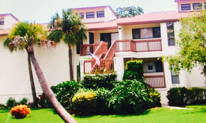Sarasota County Condominio | Vista al agua 2 dormitorios 2 ª planta con techos abovedados.