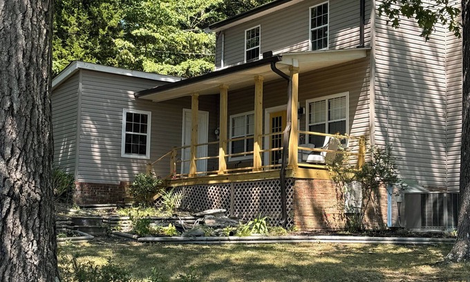 Camden Casa | Water view 3-bedroom house in Camden with AC and WiFi walking distance to lake
