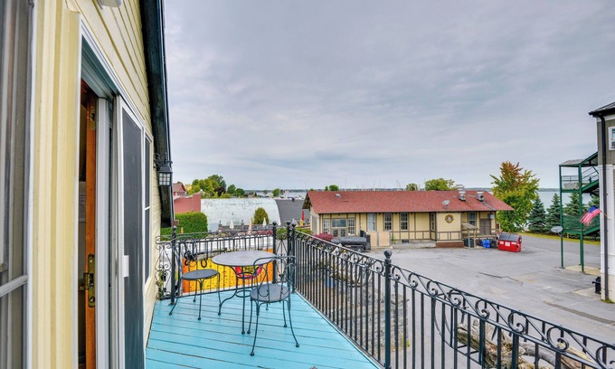 Sackets Harbor Apartamento | Water-View Balcony: Charming Lake Ontario Studio!